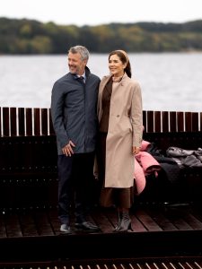 King Frederik X and Queen Mary walking the royal route in Skive, pictured on the new fjord bath deck - Photo: Kongehuset