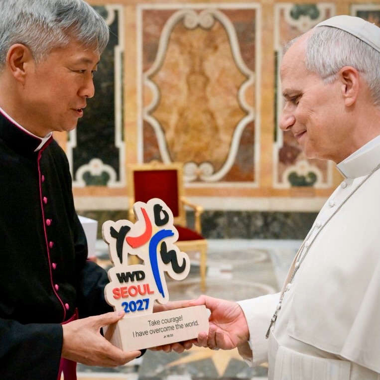 Pope Leo XIV accepts World Youth Day Seoul 2027 emblem from Korean bishop ahead of 2027 pilgrimage - Photo: @pontifex